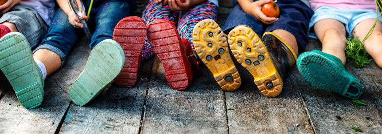 Kinder in Gummistiefeln